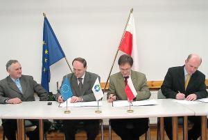 Uroczyste podpisanie umowy Od lewej: Andrzej Łasiński i Jan Pawłowicz (BPBK Sp. z o.o.), Krzysztof Dąbrowski i Roman...