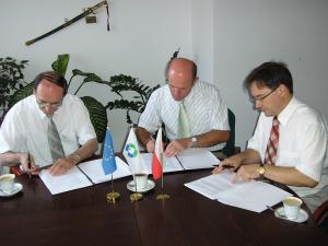 Uroczyste podpisanie umowy Od lewej: Jan Pawłowicz (BPBK Sp. z o.o.), Roman Gajkowski i Krzysztof Dąbrowski (MWiO sp. z...