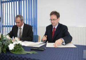 Podpisanie protokołu odbioru
Od lewej: Johann Grienberger (Hans Huber AG Niemcy), Krzysztof Dąbrowski (MWiO sp. z o.o.)